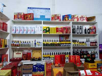 遼寧省凌海市遼西九華山小商品批發(fā)城一樓凌海晗語酒水飲料柜臺生意興隆